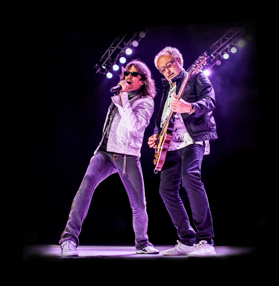 An image of the singer and guitar player from the band Foreigner, performing live