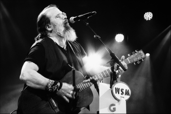 An image of Steve Earle singing